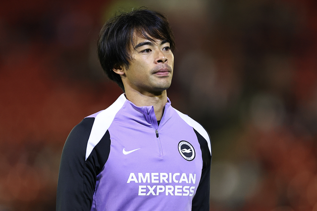 英超球队就日国脚拿战犯照片合影道歉