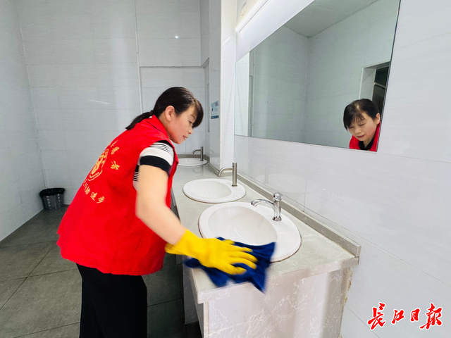 可停车充电、可晨练遛娃，岱黄高速公路旁这座驿站“像公园一样”