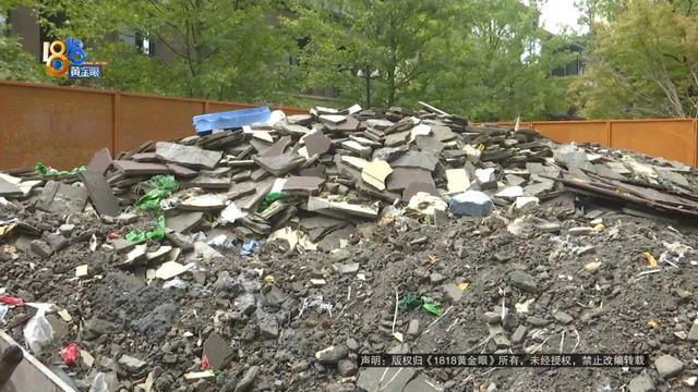 他挥动锤子，砸开了自家的墙！到底在找什么？