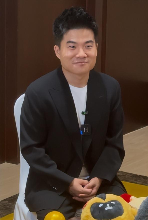 俞敏洪没想到，董宇辉受邀九三阅兵半月多，再因一个举动口碑暴涨