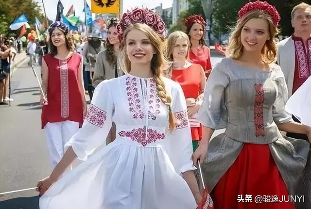 金发碧眼的俄罗斯妹子，“你瞅啥？咱这旮沓都是中国人！