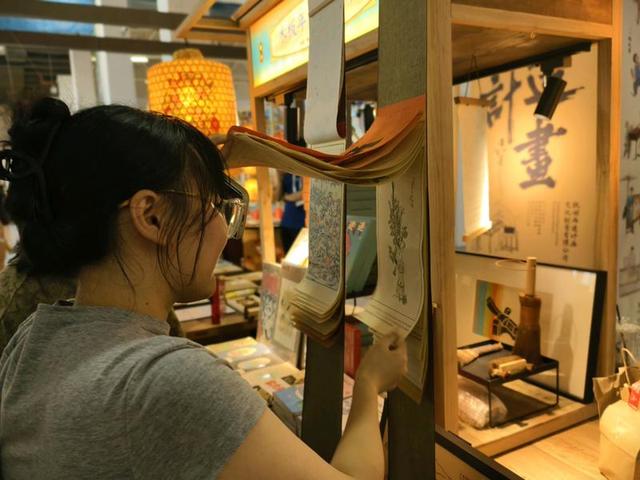 文博会上，余杭展区“文化+科技”点亮创意之光