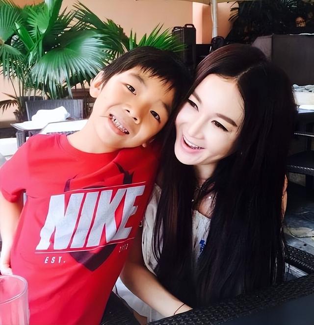 徐帆回应离婚五个月后，冯小刚再惹争议	，养女徐朵竟成了导火索