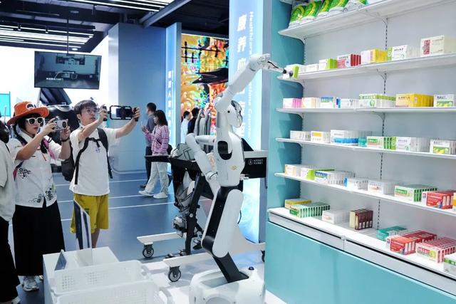 全球首家机器人4S店亮相！进店消费，大家最想买这一类机器人→