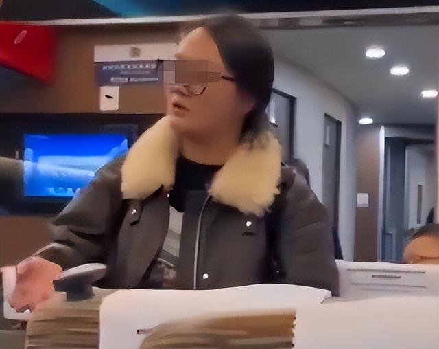 女子高铁堵道后续：知情人透原因，女子正脸被扒黑皮胖脸，已社死
