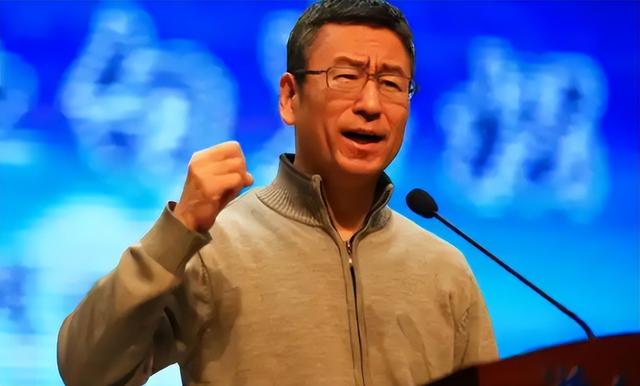 张水华也没想到	，离春节不到一个月，白岩松竟因一个举动口碑暴增