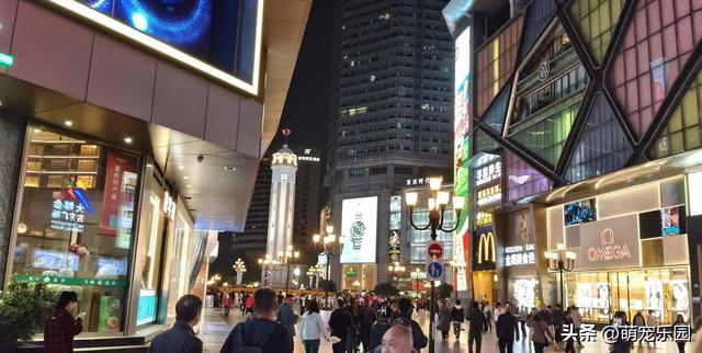 重庆夜晚太震撼，刚出地铁站，解放碑热闹景象扑面而来