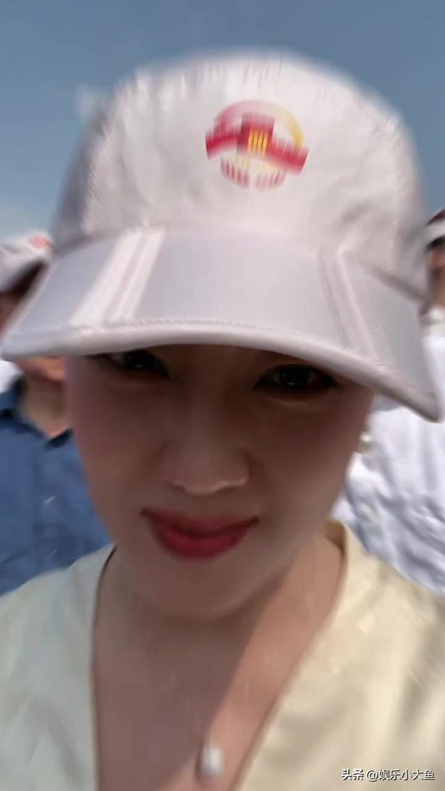 王小玮受邀现场观礼九三阅兵，穿中式套裙戴珍珠耳环美得耀眼
