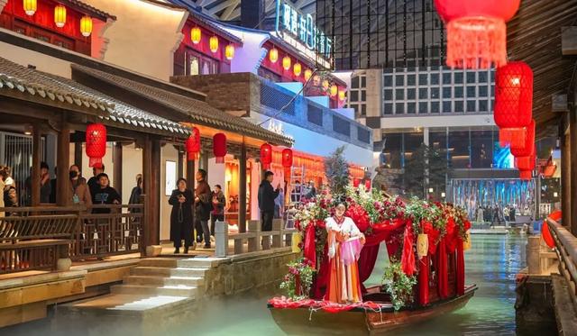 12月6日,银川江南水街正式开街迎客!