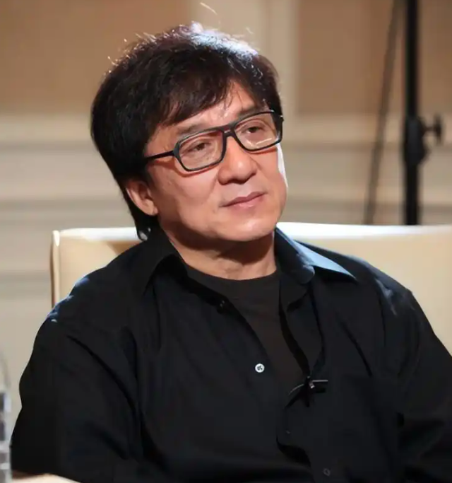 官媒对成龙的称呼变了，三字之差释放强烈信号，王晶的话有人信了