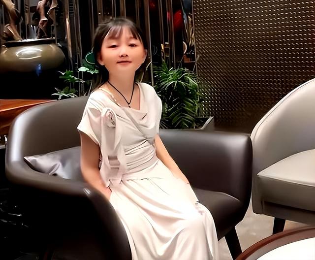 1米3袖珍美女：嫁1米48男孩，婚后丈夫奇迹长高，最终不欢而散