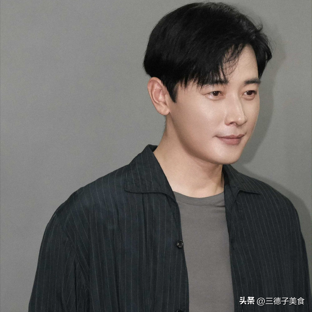 罗晋父亲葬礼现场曝光，罗晋抱遗照神情哀伤，唐嫣在身后全程陪伴