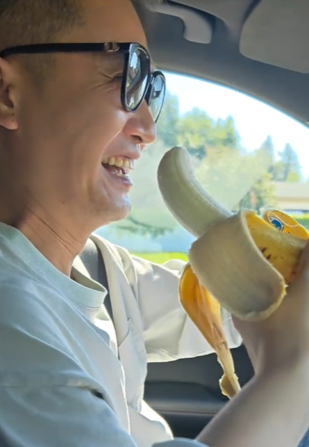闯祸了！央视主持人出国旅游，携妻女高调炫海外生活，被网友骂惨