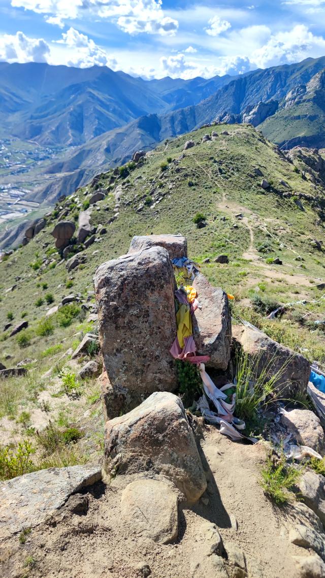 两登拉萨色拉寺后山，上升600米，山顶海拔4200米，经幡飘扬