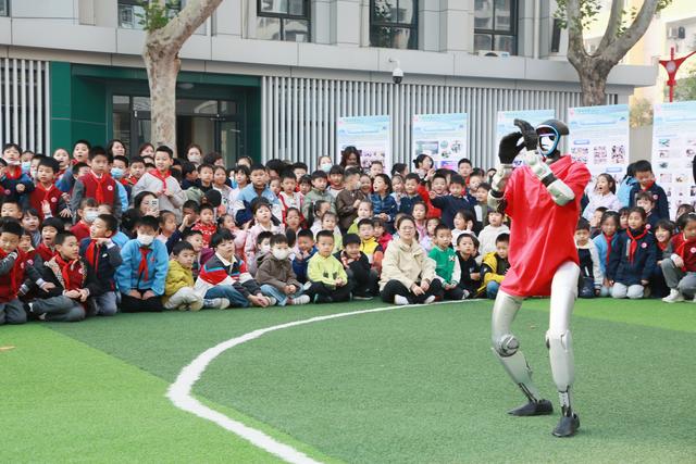 AI筑梦 创想未来——西北大学附属小学校园科技节开幕