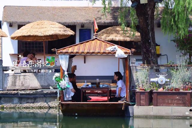浙江绍兴这条历史街区很低调，但水乡风情浓郁，苦楝花美不胜收