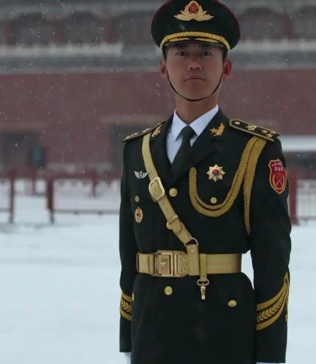九三阅兵刚结束，最帅升旗手张自轩被骂惨了！如今他后悔了吗？