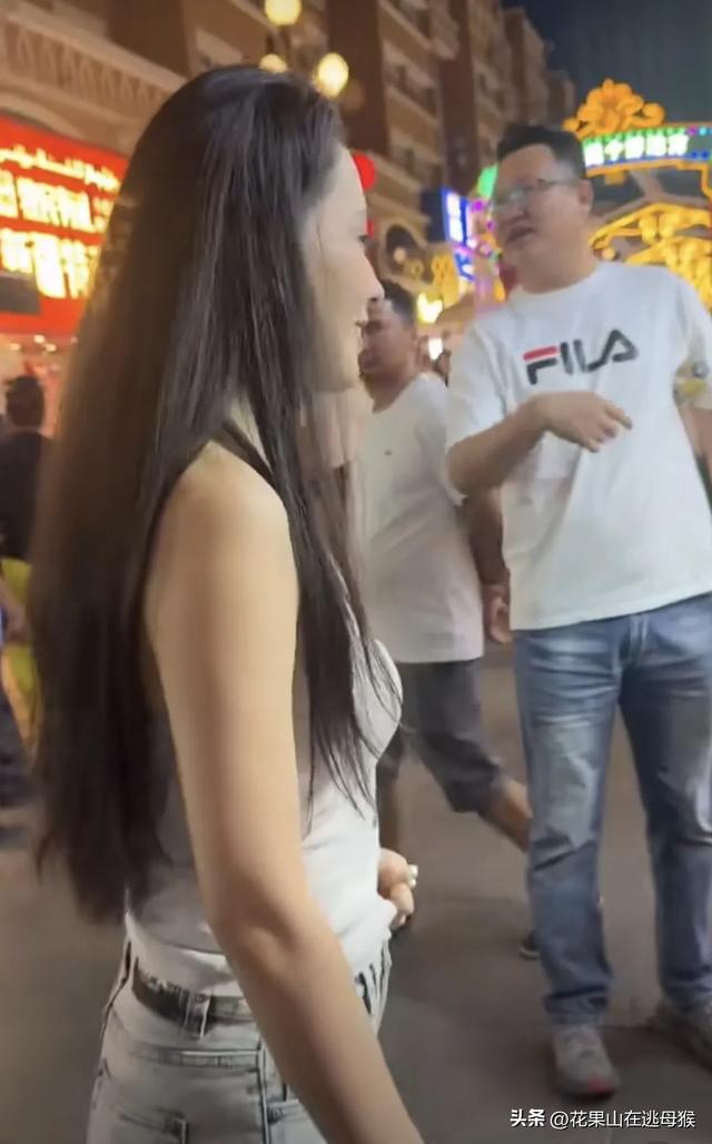 森林北新疆被偶遇，穿着简单身材比例超棒，本人又瘦又美！