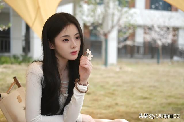中传校花李乐涵，明眸摄人又有黑天鹅气质，妩媚到让人沦陷！