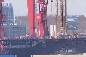 国产076到底多大，与075并排才知差距，为何要上弹射器？图片