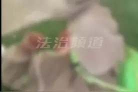 痛心！商丘幼儿园惊现老师坐男童身上玩手机，殴打并要求孩子下跪图片