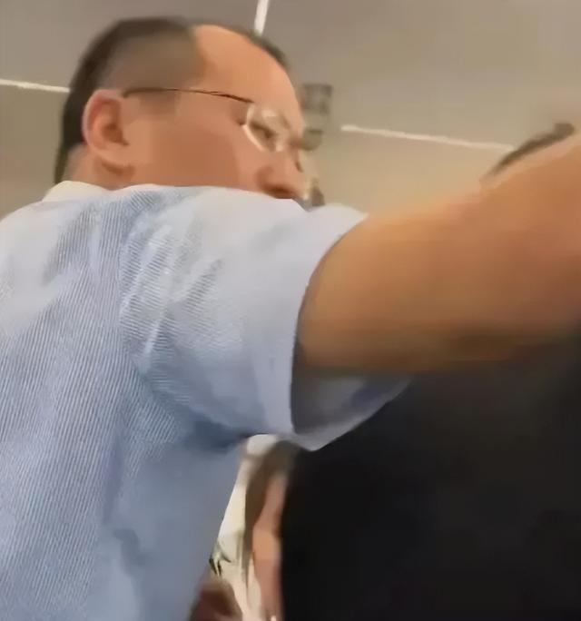南航打人“熊家长”社死！父亲身份被扒，怪不得敢打人 不嚣张了？
