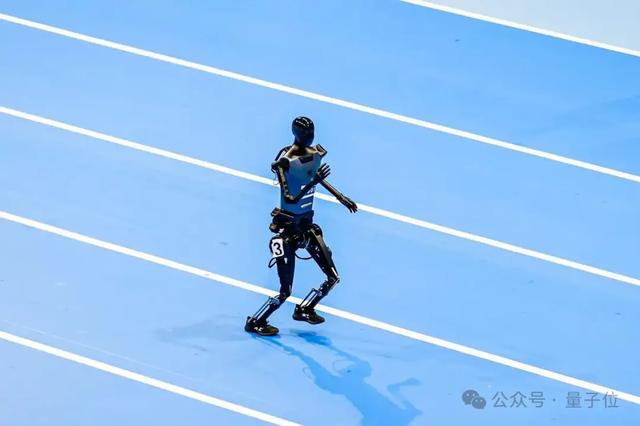 宇树机器人“撞人逃逸”火到国外，王兴兴回应：下次不遥控了