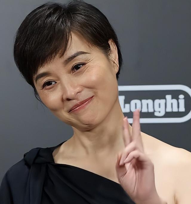 51岁林志玲突然现身上海，四肢干瘦脸圆又肿，穿印花黑丝努力扮嫩