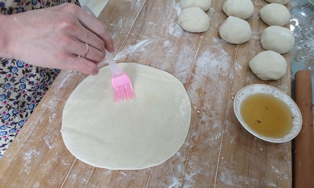 烙油饼， 烫面和凉水和面都是外行，教你正确做法，柔软劲道又多层