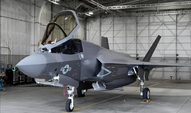 特朗普终于迈出这一步，F18“破门而入”，委内瑞拉还能撑多久？