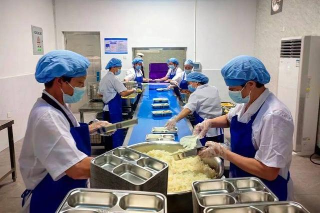 北京下了硬命令，2027年底前，所有中小学必须告别“校外供餐	”