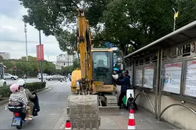 街边“闲置”小型挖掘机无人管 幼儿攀爬游玩让人捏把汗图片