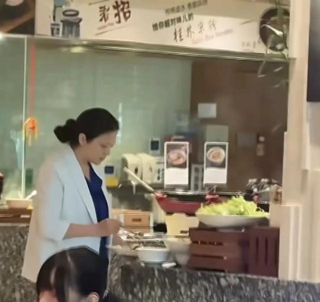 53岁前央视主持文清近况曝光！身材发福成路人，带儿子回桂林定居