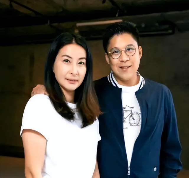 霍震霆没想到	，44岁儿媳郭晶晶再次官宣喜讯，让整个阔太圈沉默了