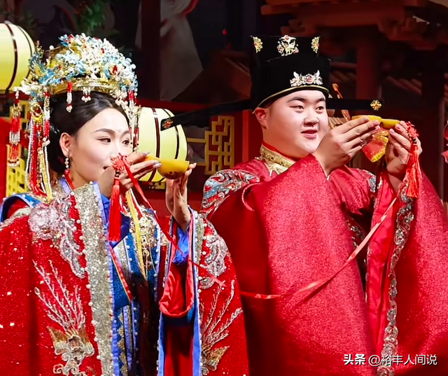 结婚第二天传噩耗！“英雄”龙麻子妻子的大伯去世	，夫妻下跪送别