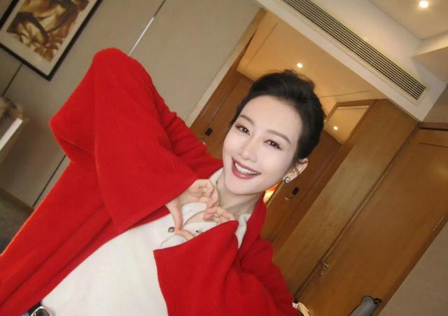 王鸥近照大变样，42岁发福告别“刻薄相”	，这种气质才叫国民小姨