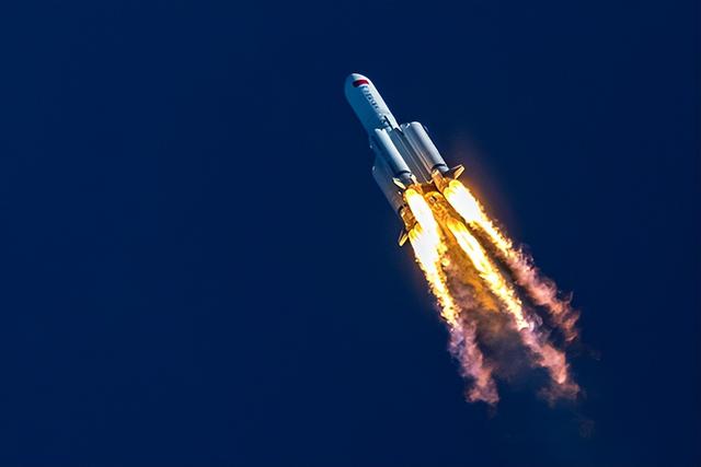 为什么宇宙飞船返回地球时，会被高温炙烤，飞出地球时却没有？