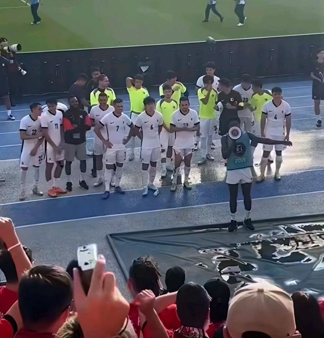 拿天价合同，却公然辱华，签约不到48小时就被封杀，实在大快人心