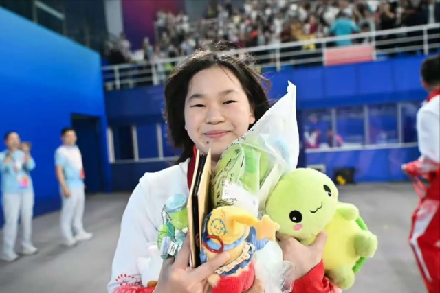 直到看到王伟莹“无奈透露”，才明白，原来婵宝魅力这么大