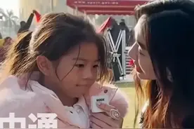 何超盈带6岁女儿看升旗仪式，穿搭朴素全程说国语，像爸爸辛奇隆图片
