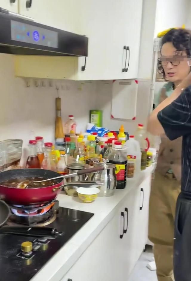 79岁侯耀华晚年凄凉！独居北京无保姆照料，家里脏乱差环境寒酸