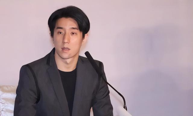 71岁成龙满头白发，儿子不成材，女儿在外流浪