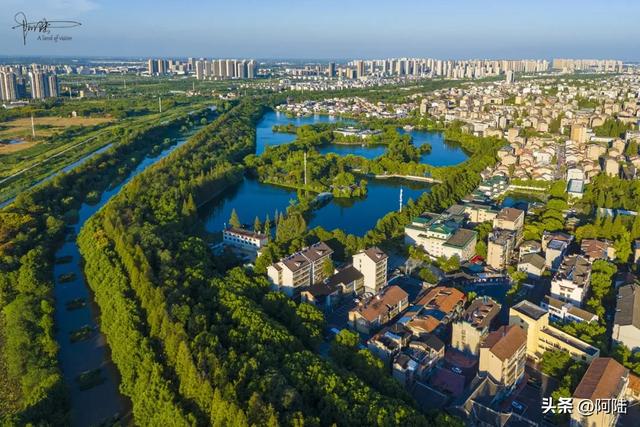 荆州的西门静悄悄,大树掩映着古城墙,郁郁葱葱更显冷清