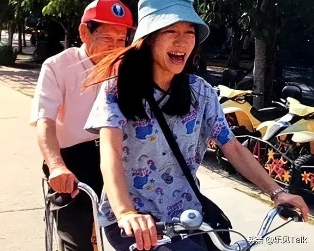 翁帆也没想到，丈夫杨振宁去世后，竟因生前一个举动再次口碑暴涨