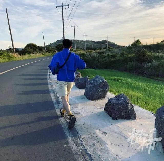 在海南参加冲浪培训，刚下水做了一个简单动作，就永久瘫痪了！男友在轮椅上坐了一年后，女友发声