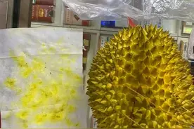 市民买到“发光榴莲”？灯一照冒“荧光” 手一摸就“染色”图片