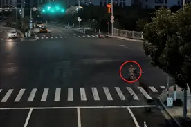 ​ “我没事，赔我20块好了！”温州交警坚持找人，结果吓出一身冷汗……【新闻早七点】图片