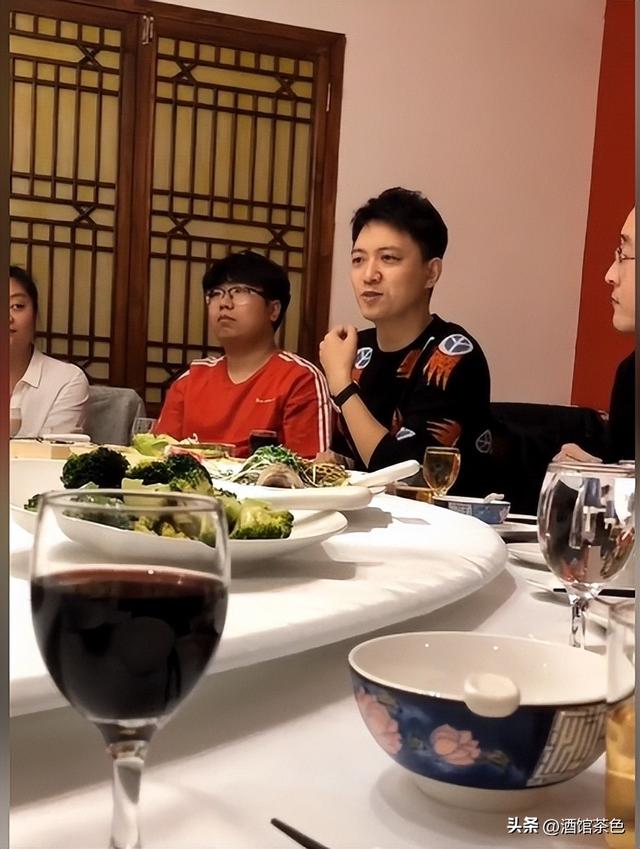 主持人李鑫现状：和家人在爱尔兰，陪读带货两不误，俩儿子都随妈