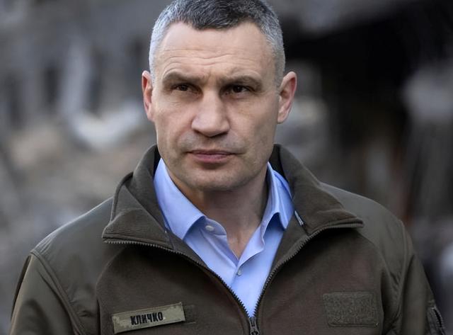 泽连斯基人设崩塌！金马桶、洗钱、亲信贪腐，乌克兰正输掉战争？