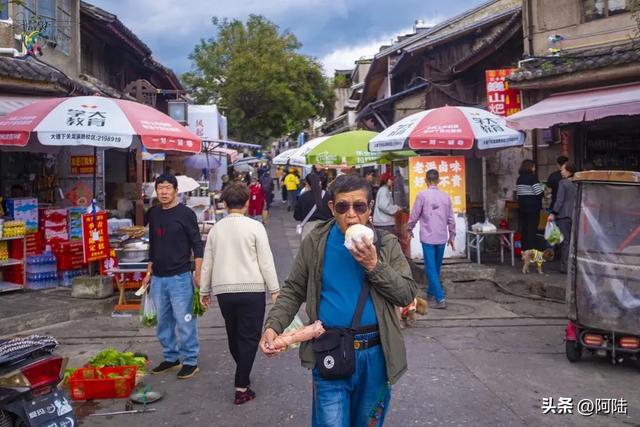 苍山南麓有条青石板路很有味道，中间的龙尾关是南诏军事要塞